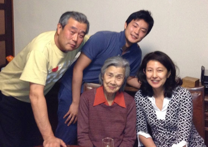 両親・祖母との家族写真